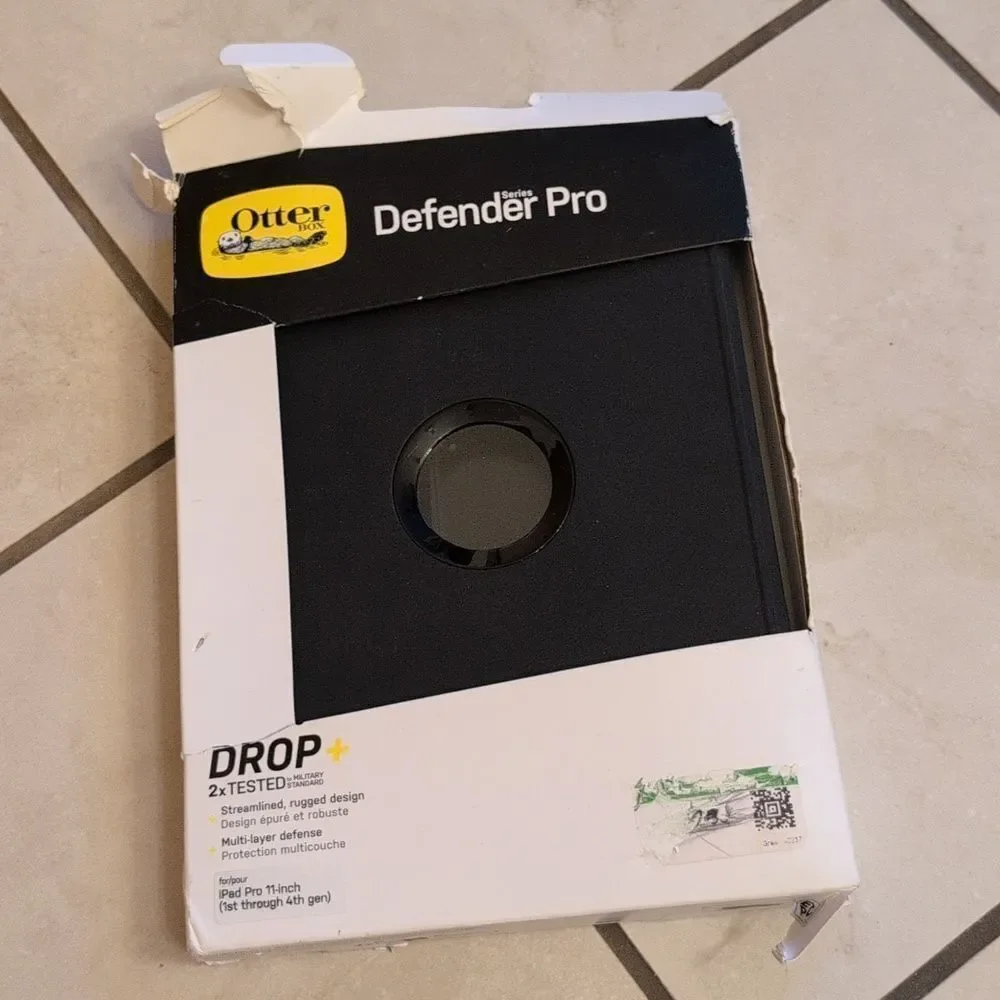 New In Damaged Box Otterbox iPad Pro 11-Inch Case Defender Pro Black